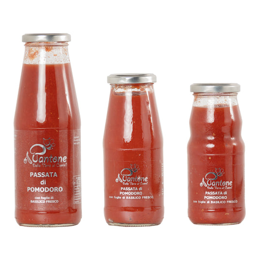 Passata di Pomodoro con foglie di basilico fresco
